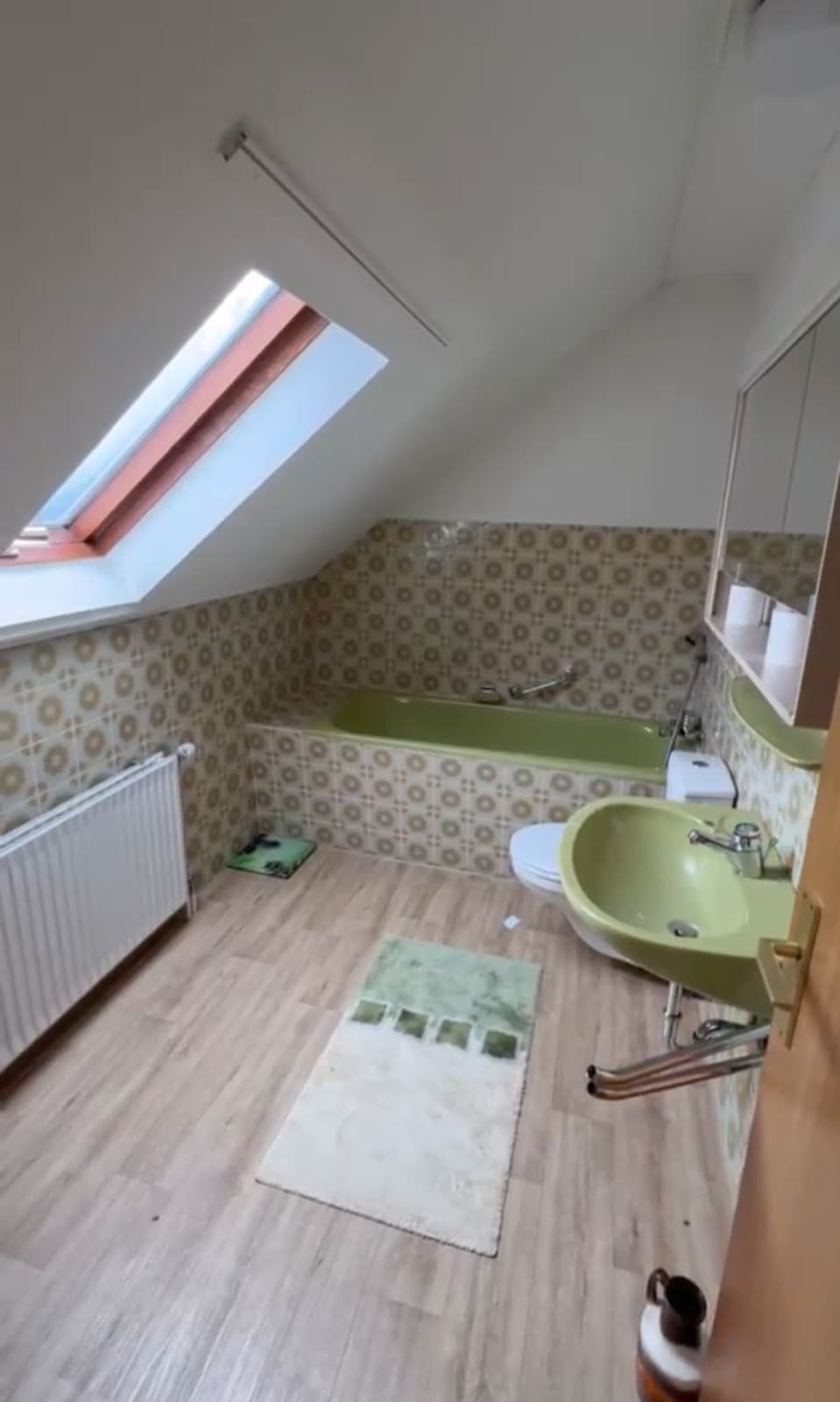 Tageslichtbad mit Badewanne im Dachgeschoss