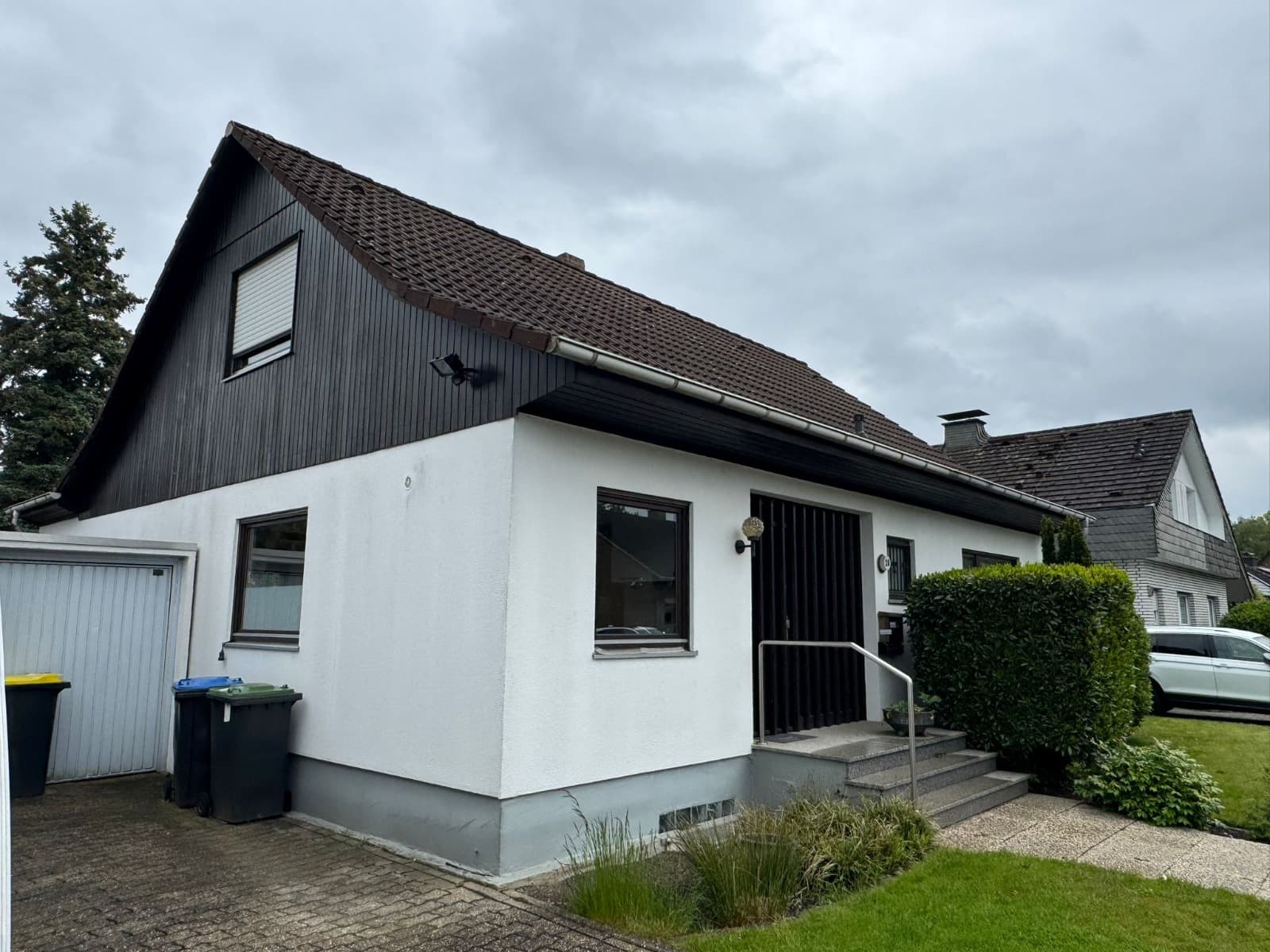 Seitenansicht mit Garage
